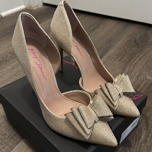 BETSY JOHSON Supreme Gold Pumps